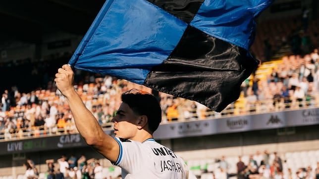Un jugador del Brujas clava la bandera de su equipo tras ganar el derbi contra el Círculo de Brujas