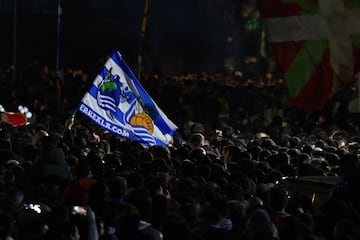 Impresionante recibimiento de la aficin Txuri-urdin a su equipo antes de enfrentarse al Real Madrid en Copa.