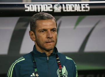 Chicago (United States), 01/06/2024.- Mexico head coach Jaime Lozano stands as the starting lineups are announced prior to the first half of the friendly soccer match between the national teams of Mexico and Bolivia at Soldier Field, in Chicago, Illinois, USA, 31 May 2024. (Futbol, Amistoso) EFE/EPA/TRENT SPRAGUE
