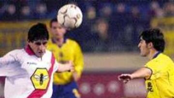 EL VILLARREAL NO SUPO GANAR. Peragón y Víctor. Ambos fueron los protagonistas del penalti con el que se adelantó el Villarreal.