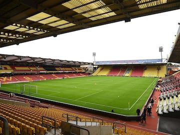 Vicarage Road, un estadio de fútbol situado en Watford (Hertfordshire, Inglaterra), que alberga los partidos de fútbol como local del Watford F.C. de la Premier League. Un todo-seater estadio, su capacidad actual es 21,577 siguiendo la conclusión del Señor nuevo Elton John Posición en 2014, y trabajo de expansión en 2015.