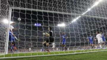 MINUTO 71. Bale se eleva por encima de Evra (1,73 m.) pero cabecea por encima del larguero.