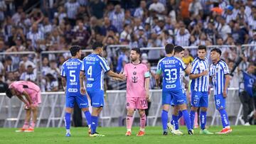 Jugadores de Monterrey se acercan con Lionel Messi para extenderle la mano.