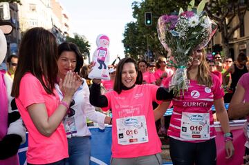 La boxeadora Joana Pastrana, campeona del mundo del peso m赤nimo, recibi車 un homenaje antes de la salida de la decimosexta edici車n de la Carrera de la Mujer