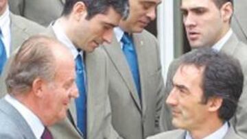 <b>HONORES. </b>El Rey charla con el seleccionador Javier Lozano.