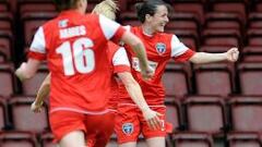 Natalia Pablos celebra un gol con Bristol.