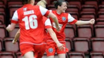 Natalia Pablos celebra un gol con Bristol.