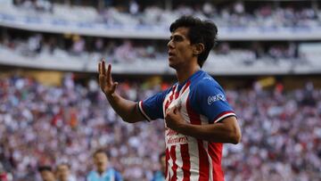'JJ' Macías repitió un besó al escudo, ahora fue con las Chivas