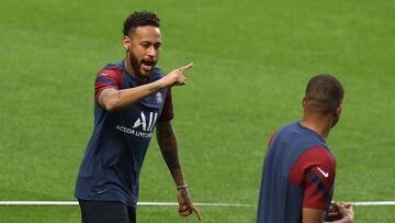 Paris Saint-Germain&#039;s Brazilian forward Neymar speaks to Paris Saint-Germain&#039;s French forward Kylian Mbappe (R) during a training session at the Luz stadium in Lisbon on August 11, 2020 on the eve of the UEFA Champions League quarter-final footb