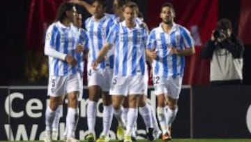 Los jugadores del M&aacute;laga celebran el gol de Saviola.