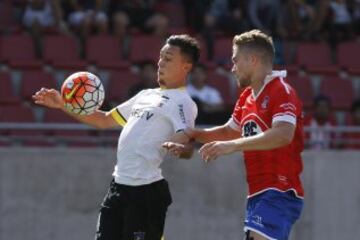 El jugador de Colo Colo, Martin Rodriguez  zquierda , disputa el balón con Fabian Pizarro  de Unión La Calera.