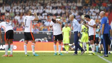 Los jugadores del Valencia se refrescan durante el partido ante el Betis.