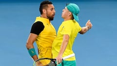 Nick Kyrgios y Alex de Minaur celebran un punto durante la disputa de un partido con Australia en la ATP Cup.