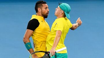 Nick Kyrgios y Alex de Minaur celebran un punto durante la disputa de un partido con Australia en la ATP Cup.