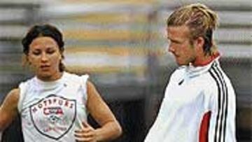 <b>BLANCA... HASTA LA ESCAYOLA</b>. A pesar de seguir escayolado, Beckham jugó con los jóvenes.