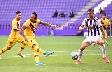 El jugador del Barcelona, Arturo Vidal, marca el 0-1 al Valladolid.