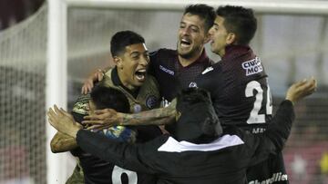 BUE39. BUENOS AIRES (ARGENTINA), 21/09/2017.- Los jugadores de Lan&uacute;s celebran el triunfo frente a San Lorenzo hoy, jueves 21 de septiembre del 2017, durante el partido de vuelta de los cuartos de final de la Copa Libertadores, entre los argentinos San Lorenzo y Lan&uacute;s que se disputa en el estadio N&eacute;stor D&iacute;az P&eacute;rez, en Buenos Aires (Argentina). EFE/Demi&aacute;n Est&eacute;vez