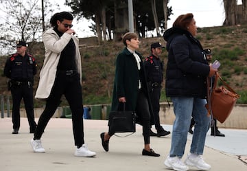 Bruno Brasil, amigo de Dani Alves, junto a la abogada de Alves, In谷s Guardiola y su otra abogada brasile?a, Miraida Puentes Wilson, se dirigen hacia la entrada del centro penitenciario Brians 2, tras ser depositada la fianza de un mill車n de euros en la Audiencia de Barcelona y as赤 el jugador obtener la libertad provisional.