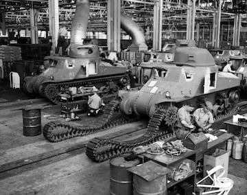 Trabajadores americanos fabricando el tanque M-3 durante la Segunda Guerra Mundial.