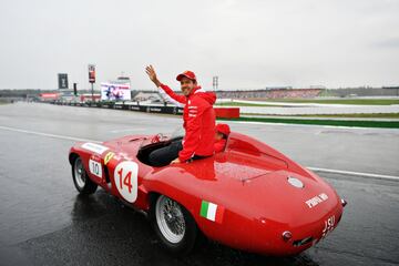 El piloto alemán saluda a los aficionados en Hockenheim.