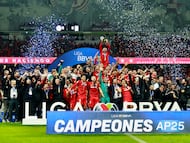 MEX1300. TOLUCA (MÉXICO), 14/12/2025.- Jugadores de Toluca celebran este domingo, al ganar la final de la Liga MX en el estadio Nemesio Diez en Toluca (México). EFE/Felipe Gutiérrez