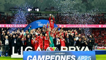 MEX1300. TOLUCA (MÉXICO), 14/12/2025.- Jugadores de Toluca celebran este domingo, al ganar la final de la Liga MX en el estadio Nemesio Diez en Toluca (México). EFE/Felipe Gutiérrez
