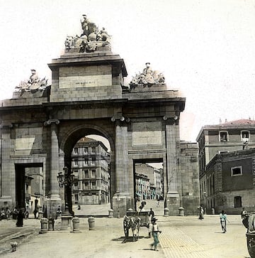 Este arco de triunfo se erigió para conmemorar la llegada a Madrid de Fernando VII el Deseado. En 1813, el Ayuntamiento de Madrid encargó al arquitecto neoclásico Antonio López Aguado el proyecto y la realización de la puerta, que fue finalmente impulsada por el rey Fernando VII.