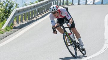 El ciclista suizo Joel Suter, nuevo corredor del UAE Emirates, rueda con el maillot de la selección de Suiza.