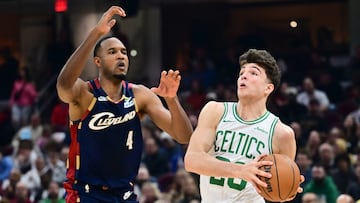 Hugo González, alero de Boston Celtics, ante Cleveland Cavaliers.
