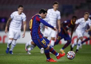 1-0. Leo Messi marcó de penalti el primer gol.