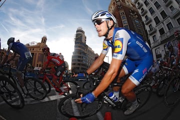 El pelotón pasando por la Plaza del Callao durante la última etapa de La Vuelta a España.