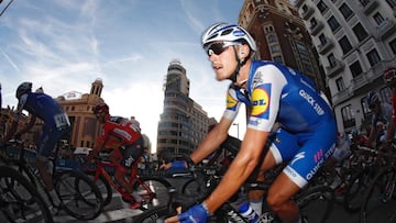 El pelot¨®n pasando por la Plaza del Callao durante la ¨²ltima etapa de La Vuelta a Espa?a.