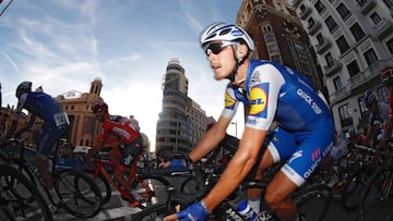 El pelotón pasando por la Plaza del Callao durante la última etapa de La Vuelta a España.