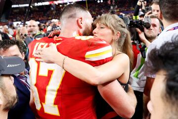 El apasionado beso de Taylor Swift y Travis Kelce celebrando la victoria en la Super Bowl