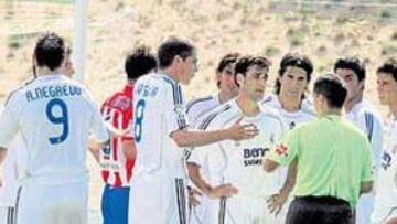 <b>CONFUSIÓN. </b>El colegiado empañó su buena actuación con la señalización de un penalti inexistente al delantero centro Negredo.