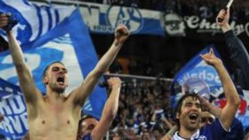 <b>UN ÍDOLO. </b>Raúl celebró así, con los aficionados del Schalke 04, el pase de su equipo a las semifinales de la Champions League.