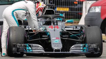 Hockenheim (Germany), 21/07/2018.- British Formula One driver Lewis Hamilton of Mercedes AMG GP stands next to his vehicle due to technical problems during the qualifying of the 2018 Formula One Grand Prix of Germany at Hockenheim Ring circuit in Hockenheim, Germany, 21 July 2018. The 2018 Formula One Grand Prix of Germany will take place on 22 July 2018. (F&Atilde;&sup3;rmula Uno, Alemania) EFE/EPA/RONALD WITTEK