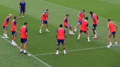 Los jugadores del Atlético de Madrid durante el entrenamiento que el equipo ha realizado este sábado en la Ciudad Deportiva de Majadahonda.