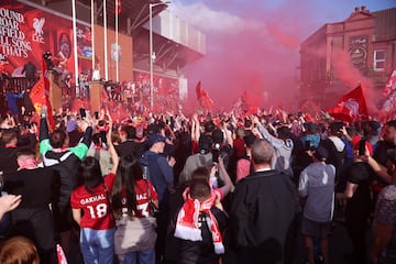 Los Reds celebran el ttulo nmero 20 de liga tras golear al Tottenham 5-1 en el estadio de Anfield. En la imagen, aficionados festjan en los aleda?os del campo del Liverpool.