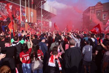 Los Reds celebran el título número 20 de liga tras golear al Tottenham 5-1 en el estadio de Anfield. En la imagen, aficionados festjan en los aledaños del campo del Liverpool.