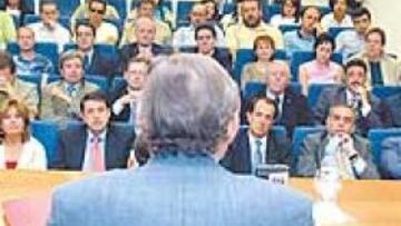 <b>MUCHO INTERÉS. </b>El auditorio se llenó para asistir a la conferencia de Lissavetzky, que aparece en el centro de la imagen. A su izquierda, Alfredo Relaño, a su derecha, Pedro Ferrándiz.