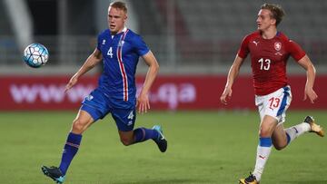 Hermannsson y Kopic disputan un balón en el Islandia-República Checa disputado en el Abdullah bin Khalifa Stadium de Qatar.