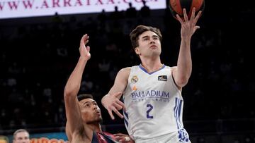 GRAF3666. VITORIA, 31/10/2021.- El base del Real Madrid Juan Núñez (d) entra a canasta defendido por el norteamericano Wade M Baldwin IV, del Baskonia, durante el partido de la Liga Endesa de Baloncesto que Baskonia y Real Madrid juegan hoy domingo en el Fernando Buesa, en Vitoria.- EFE/ADRIÁN RUIZ-HIERRO