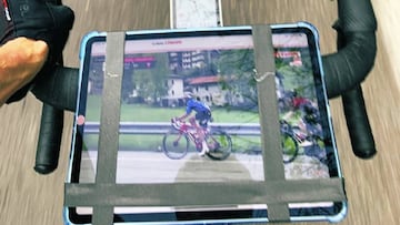 Tablet de Chris Froome acoplada con cinta a su bicicleta.