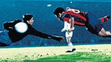 <b>MAL TRAGO. </b>Este gol de Evaristo, en el Camp Nou, dejó fuera de la Copa de Europa al Madrid el 23-11-1960. Justo después empezó la gran racha del Madrid en la Liga.