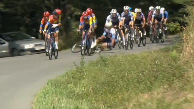 Un manifestante provoca la caída de Javi Romo en la escapada