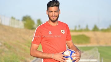 Gazzaniga posa con la camiseta de entrenamiento del Rayo.