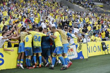 2-1. Pablo Larrea celebra con sus compañeros el segundo gol que marca en el minuto 91.