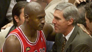 SLC18D:SPORT-NBA:SALT LAKE CITY,15JUN98 - Chicago Bulls Michael Jordan is congratulated by Utah Jazz coach Jerry Sloan after the Bulls defeated the Jazz 87-86 to win the NBA championship June 14th. Jordan sunk the game-winning basket and was named the series MVP.   gmh/Photo by Gary Hershorn REUTERS
