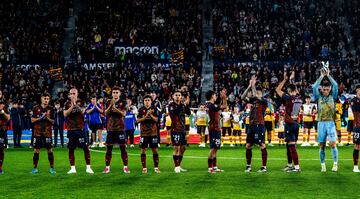 Los futbolistas granotas saludan al pblico, con la camiseta solidaria puesta, antes del inicio del encuentro de Liga frente al Elche. 